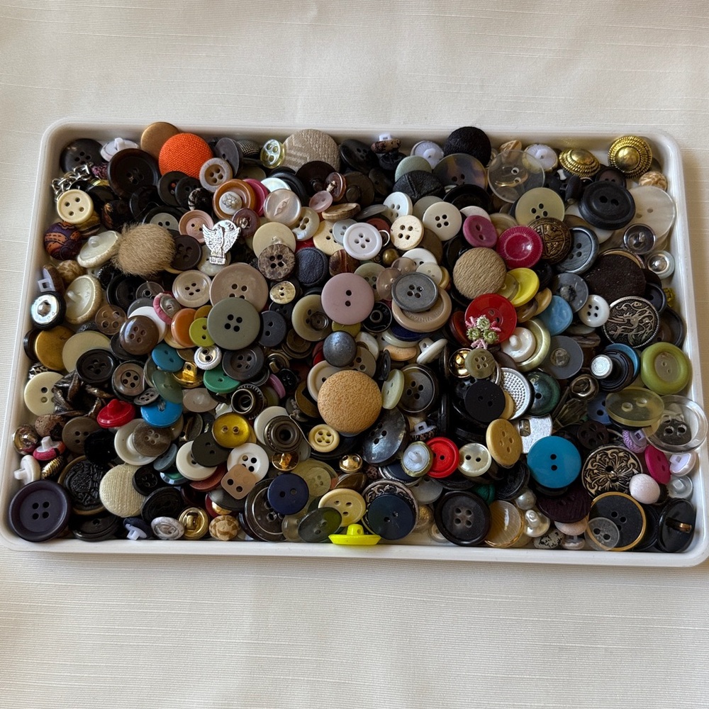 Vintage early & mid century mixed size & color 1 lb 2 oz Bag Sewing Buttons